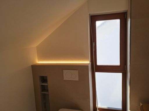 Badezimmer mit indirekter Beleuchtung