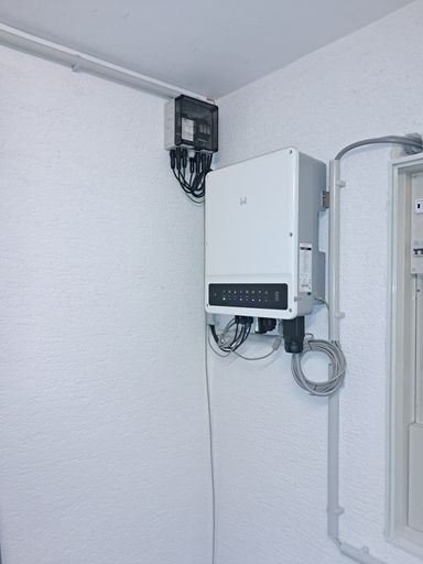 Photovoltaik Wechselrichter an Kellerwand mit Kabel