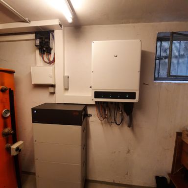 Batteriespeicher und Wechselrichter in Keller